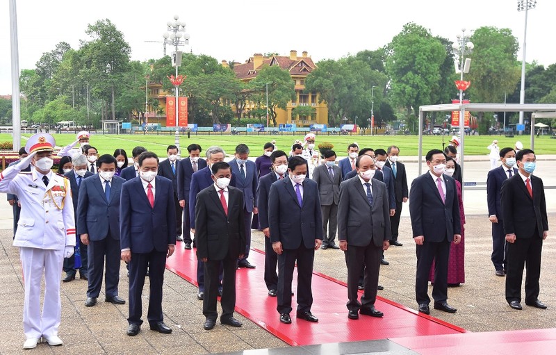 Các đồng chí lãnh đạo Đảng, Nhà nước thành kính tưởng niệm Chủ tịch Hồ Chí Minh.