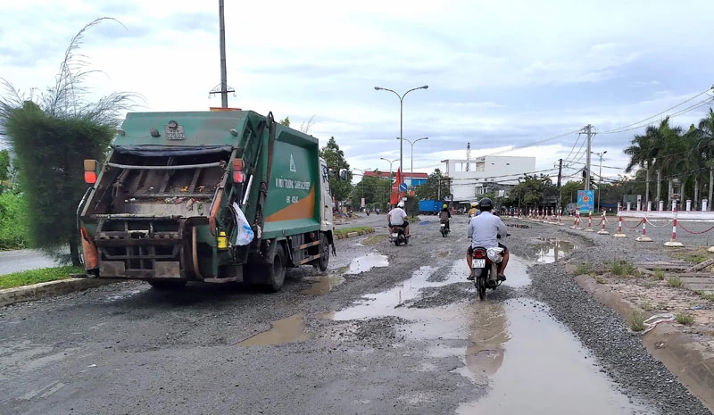 Một đoạn trên tuyến đường Nguyễn Trãi thuộc quốc lộ 63 sau cơn mưa nhỏ, chiều 18-5.