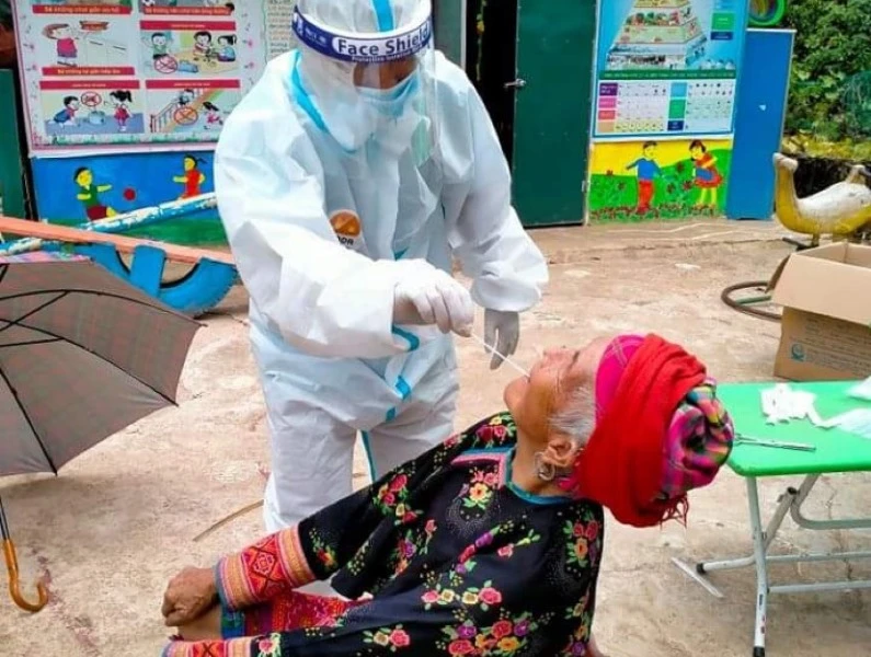 Lực lượng y tế lấy mẫu xét nghiệm cho người dân bản Phi Lĩnh, xã Si Pa Phìn, huyện Nậm Pồ. 
