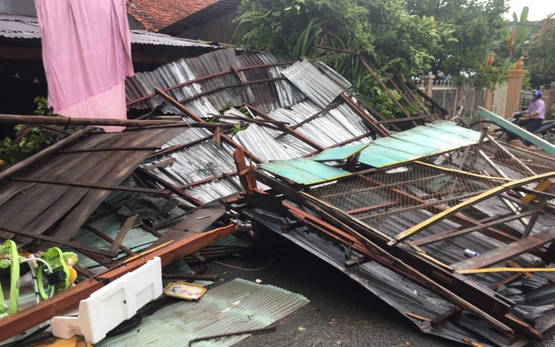 Mưa dông làm 35 căn nhà bị sập, tốc mái ở An Giang.