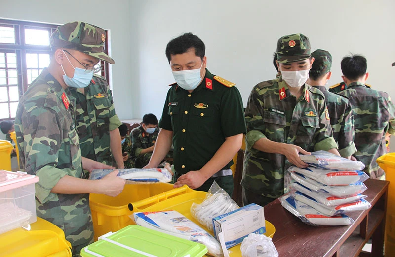 Đoàn cán bộ Học viện Quân y chuẩn bị cho công tác lấy mẫu xét nghiệm.