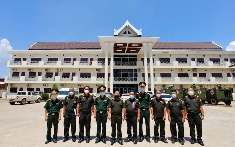 Đoàn chuyên gia Quân y Việt Nam cùng các đồng nghiệp tại tại Viện Y học dự phòng và Vệ sinh Quân đội Lào.