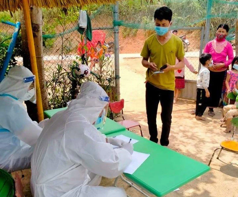 Cán bộ y tế về từng bản trên địa bàn xã Si Pa Phìn để truy vết, lấy mẫu xét nghiệm cho nhân dân.