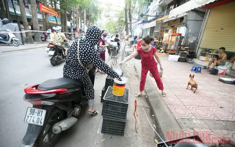 Đi chợ thời Covid-19: Trả tiền vào xô, nhận hàng bằng chậu