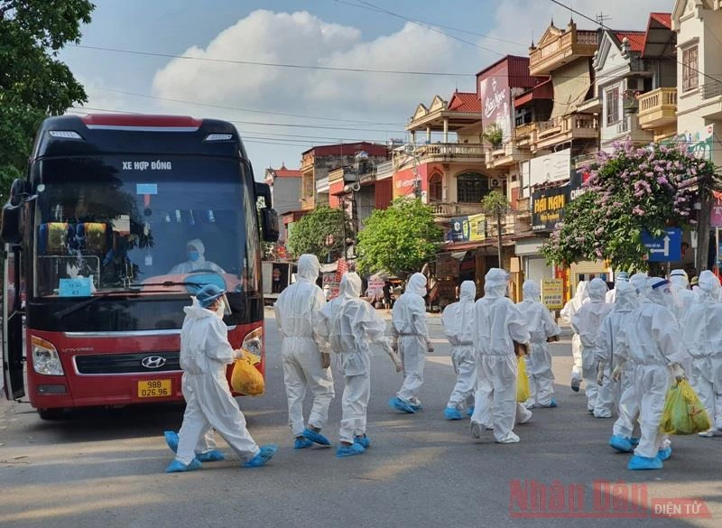 Lực lượng y tế Bắc Giang về vùng tâm dịch lấy mẫu xét nghiệm.