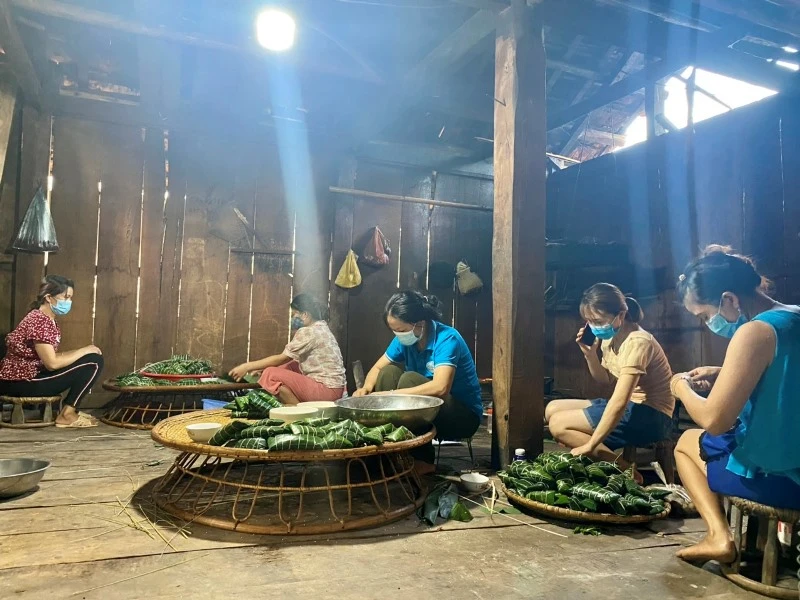 Phụ nữ bản Nà Sự 2, xã Chà Nưa gói bánh chưng gửi vào các khu cách ly tại huyện Nậm Pồ. 