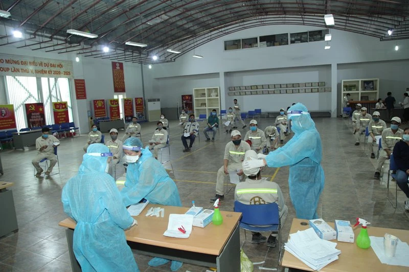 Lấy mẫu xét nghiệm SARS-CoV-2 cho người lao động của CTCP Prime Vĩnh Phúc.