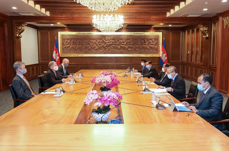 Phó Thủ tướng kiêm Bộ trưởng Ngoại giao và Hợp tác quốc tế Campuchia Prak Sokhonn tiếp Đại sứ Mỹ Patrick Murphy.