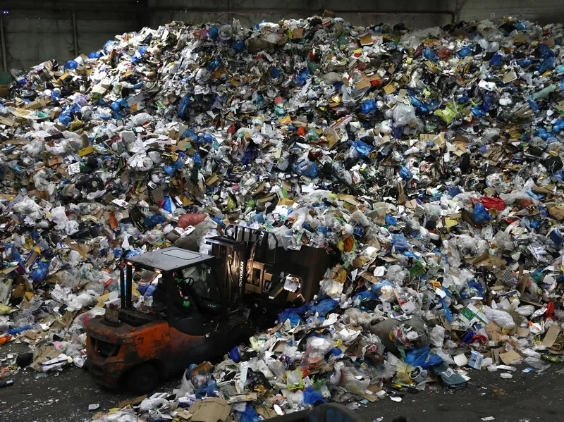 Một công nhân vận hành xe nâng để di chuyển rác thải sinh hoạt tại cơ sở lưu trữ vật liệu tái chế ở Seoul, Hàn Quốc. Ảnh: Getty Images.