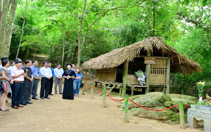 Báo công dâng Bác tại lán Nà Nưa, thôn Tân Lập, xã Tân Trào (huyện Sơn Dương, Tuyên Quang).