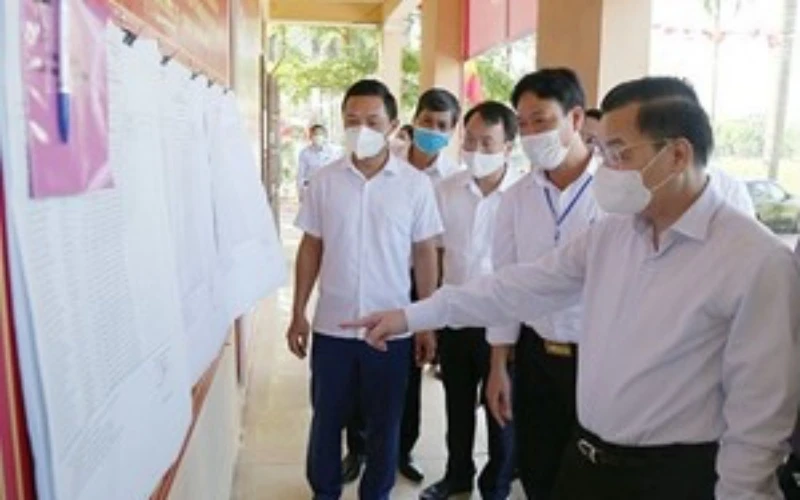 Chủ tịch UBND TP Hà Nội Chu Ngọc Anh kiểm tra công tác bầu cử tại huyện Phúc Thọ (Hà Nội).
