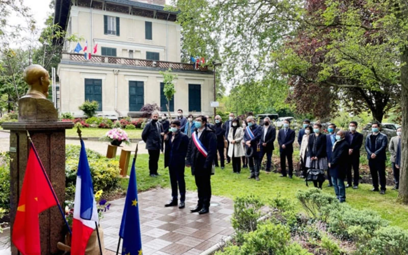 Lễ đặt hoa trước tượng Bác tại công viên Montreuil.