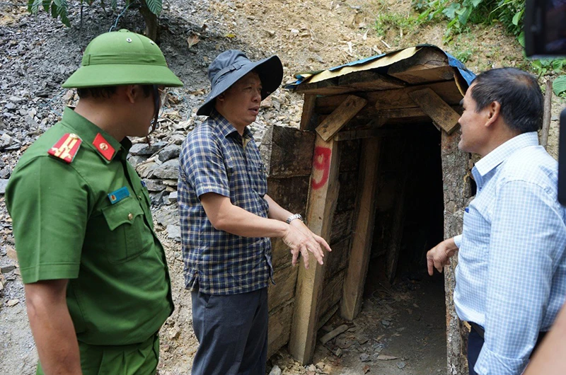 Lãnh đạo tỉnh khảo sát hầm vàng trái phép tại khe Tà Vạt (huyện Nam Giang).