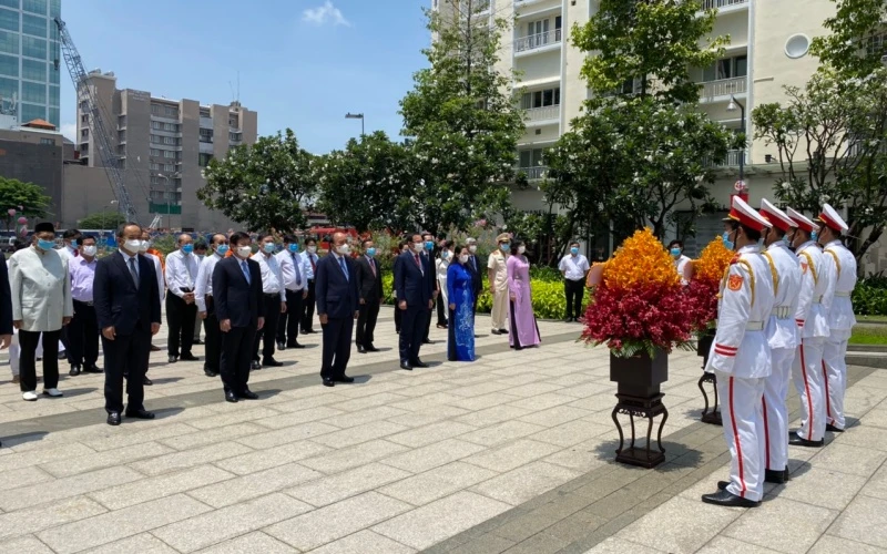 Chủ tịch nước Nguyễn Xuân Phúc và đoàn đại biểu Thành phố dâng hoa tại Công viên Tượng đài Chủ tịch Hồ Chí Minh.