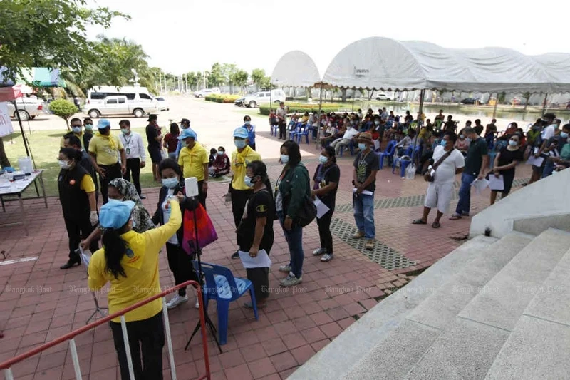 Người dân xếp hàng chờ xét nghiệm Covid-19 ở quận Min Buri, Bangkok (Ảnh: Bưu điện Bangkok).