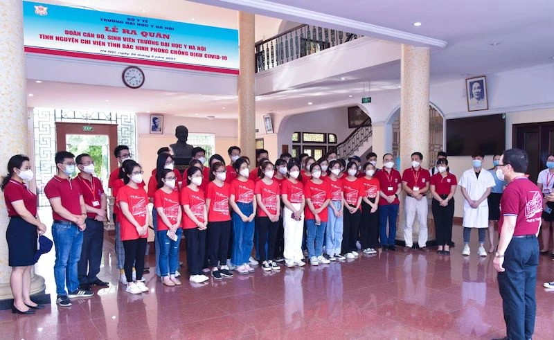 Lễ ra quân của cán bộ, sinh viên Trường đại học Y Hà Nội chi viện tỉnh Bắc Ninh phòng chống dịch Covid-19. Ảnh: Trường đại học Y Hà Nội