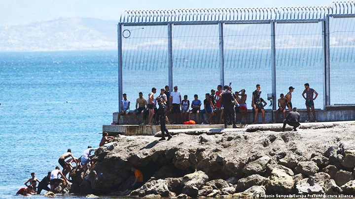 Người di cư trái phép tìm đến Ceuta. Ảnh: AP