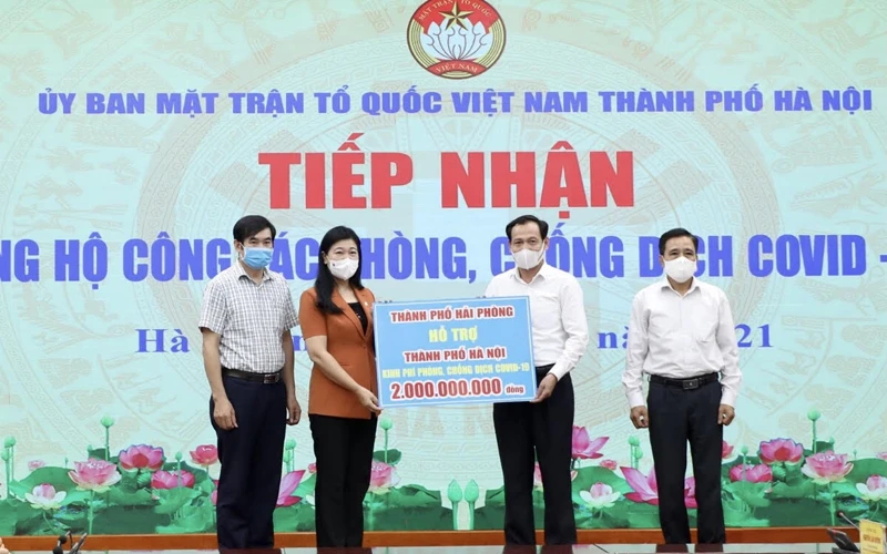 Ủy ban MTTQ TP Hà Nội tiếp nhận ủng hộ từ Ủy ban MTTQ TP Hải Phòng. 
