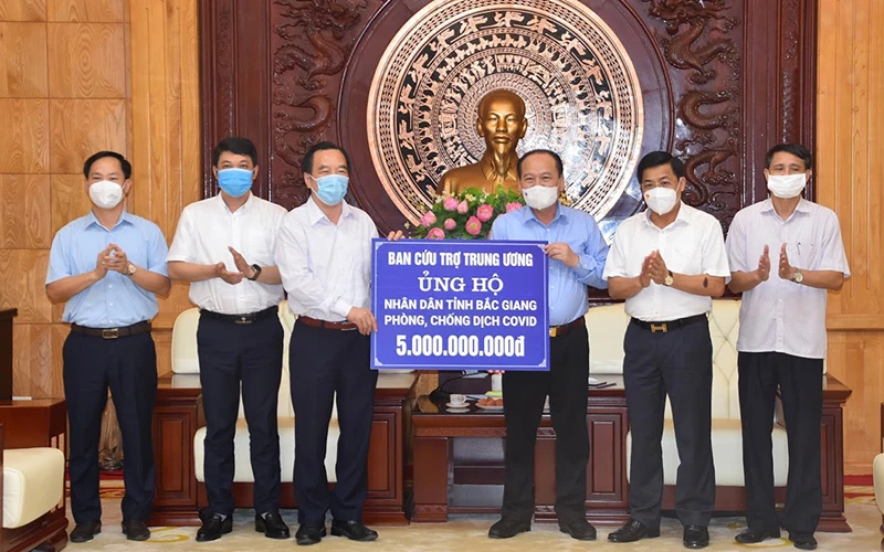 Trao số tiền 5 tỷ đồng hỗ trợ tỉnh Bắc Giang phòng chống dịch Covid-19. Ảnh: Quang Vinh