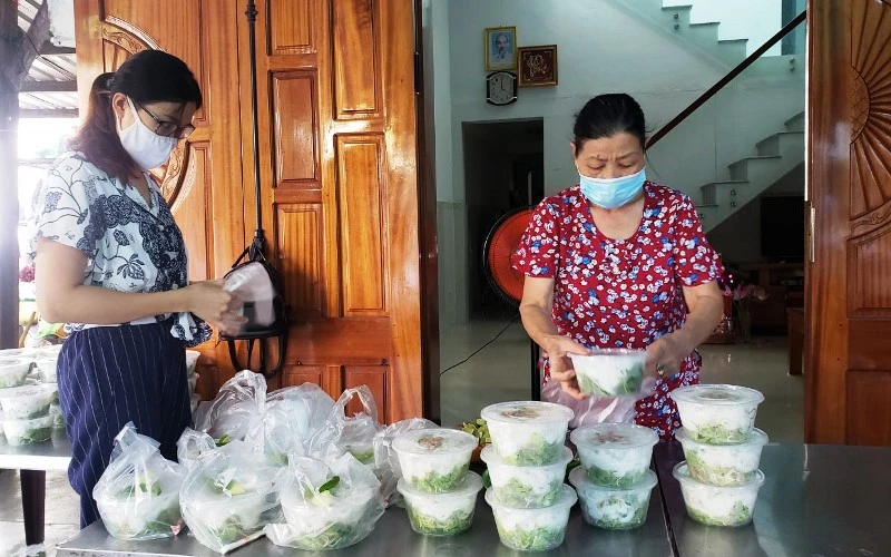 Phụ nữ An Hải Đông chuẩn bị các suất mì Quảng.