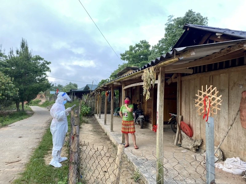 Lực lượng y tế Điện Biên tiến hành truy vết tại xã Si Pa Phìn, huyện Nậm Pồ.
