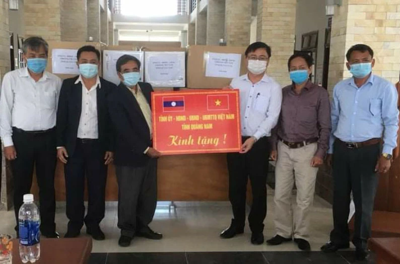 Tỉnh Quảng Nam trao thiết bị y tế tặng tỉnh Sê Kông (Lào)