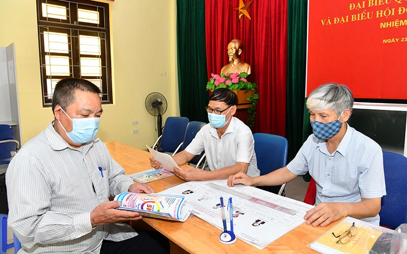 Danh sách những người ứng cử đại biểu Quốc hội được Tổ bầu cử khu vực bỏ phiếu số 04 phường Xuân La (quận Tây Hồ) chuyển đến các hộ gia đình.