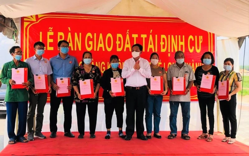 Phó Chủ tịch UBND tỉnh Đồng Nai Võ Tân Đức trao quyết định bàn giao đất và giấy chứng nhận quyền sử dụng đất cho các hộ dân.