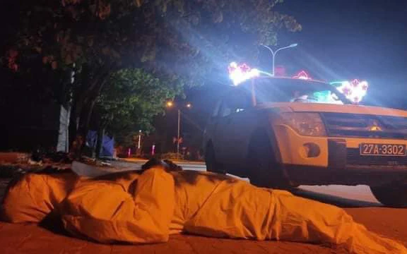 Chiến sĩ áo trắng tại Điện Biên tranh thủ chợp mắt vào lúc 4 giờ sáng bên vệ đường.