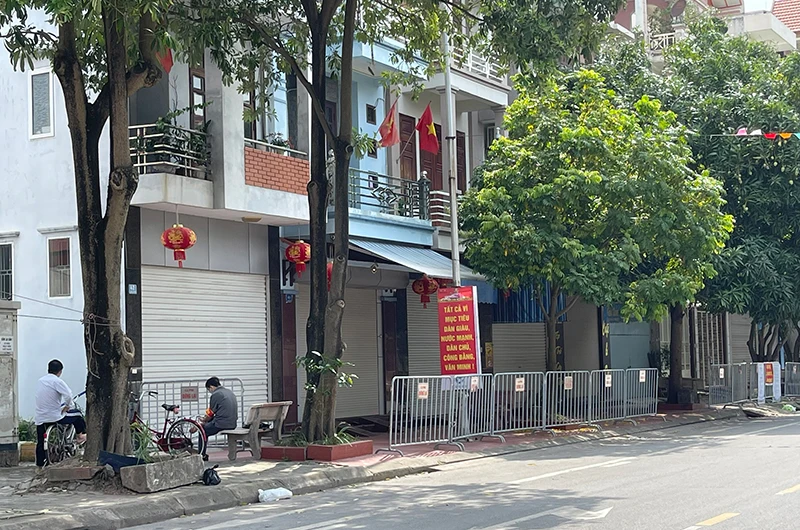 Dãy phố gần số nhà 34 Lương Thế Vinh, phường Hải Tân nơi bệnh nhân L.H.H thường trú đã bị cách ly y tế.
