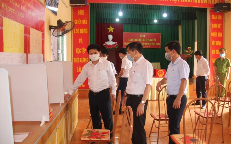 Kiểm tra công tác chuẩn bị bầu cử ở thị xã Duy Tiên.