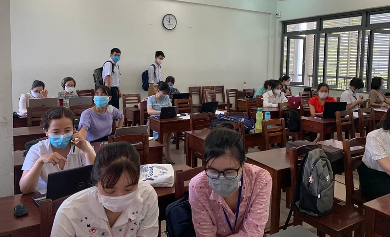 Các thầy cô trường THPT Phan Châu Trinh, Đà Nẵng điều hành thi học kỳ 2 trực tuyến qua nền tảng vnEdu.