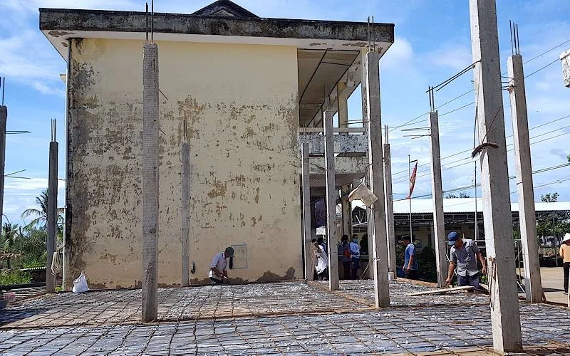 Một công trình ở xã Tân Hưng (huyện Cái Nước, tỉnh Cà Mau) chỉ vài công nhân làm “cầm chừng” chờ giá VLXD hạ nhiệt.