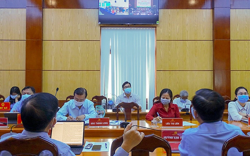 Các đại biểu tham dự buổi tiếp xúc cử tri theo hình thức trực tuyến tại UBND quận 11, TP Hồ Chí Minh, sáng 11-5. Ảnh: HÀ AN