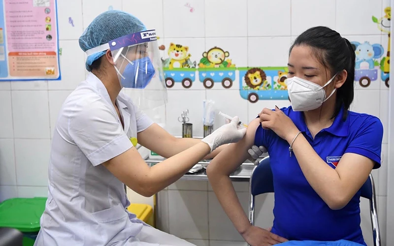 Tiêm vắc-xin Covid-19 cho nhân viên y tế tỉnh Hải Dương. Ảnh: Minh Hà