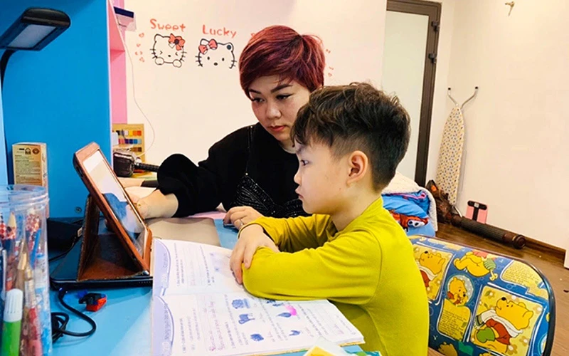 Học sinh Trường tiểu học Bà Triệu (Hà Nội) học trực tuyến trong những ngày nghỉ phòng dịch Covid-19. Ảnh: Nghi Dung