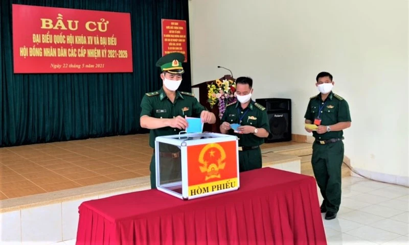  Các cử tri là cán bộ, chiến sĩ Tiểu đoàn huấn luyện và cơ động 19, Bộ Chỉ huy BĐBP tỉnh Đắk Lắk bỏ phiếu bầu đại biểu Quốc hội khóa XV và đại biểu HĐND các cấp nhiệm kỳ 2021-2026.