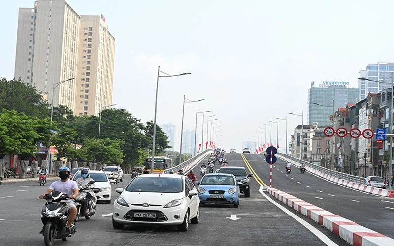 Cầu vượt tại nút giao đường Nguyễn Văn Huyên - Hoàng Quốc Việt kết nối ba quận Cầu Giấy, Tây Hồ và Bắc Từ Liêm của Thủ đô Hà Nội. (ảnh: DUY LINH)