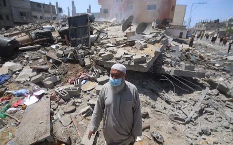 Người dân Palestine trở về bên những căn nhà đã bị phá hủy trong các cuộc không kích của máy bay Israel xuống thành phố Rafah, Dải Gaza, khi lệnh ngừng bắn được công bố. (Ảnh: THX/TTXVN)