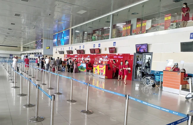 Do tác động của dịch Covid-19, nhà ga hành khách sân bay Nội Bài vắng lặng.