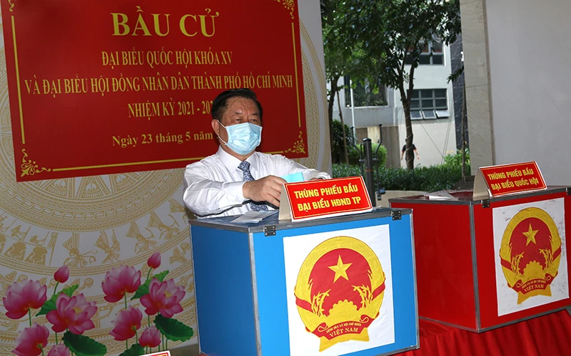 Đồng chí Nguyễn Trọng Nghĩa, Bí thư T.Ư Đảng, Trưởng Ban Tuyên giáo T.Ư thực hiện việc bỏ phiếu tại tổ bầu cử số 11, quận Tân Bình.