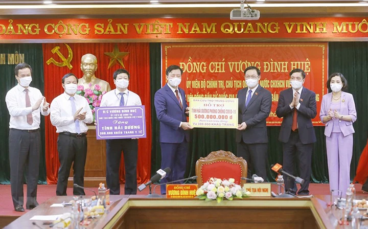 Chủ tịch QH trao tặng tỉnh Hải Dương 300 nghìn khẩu trang và 500 triệu đồng để hỗ trợ phòng, chống dịch Covid-19 (Ảnh: Doãn Tấn/TTXVN).