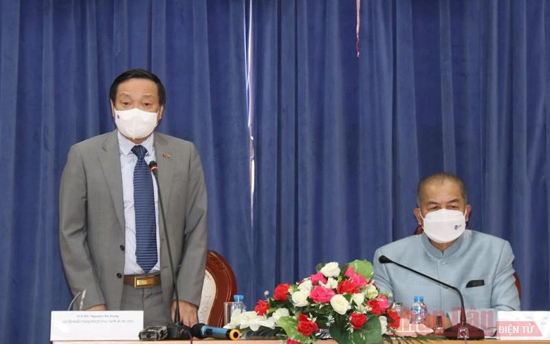 Đại sứ Nguyễn Bá Hùng (trái) và Phó Thủ tướng Lào Kikeo Khaykhamphithoune tại buổi làm việc. 