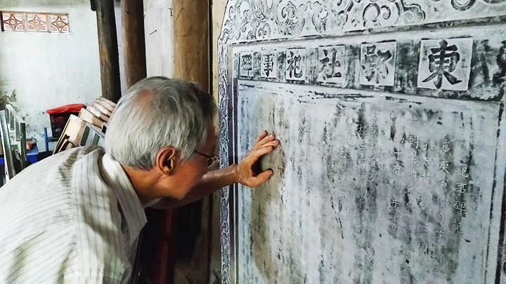 Ông Phạm Quang Đại nghiên cứu văn bia trong nhà thờ họ Đỗ.