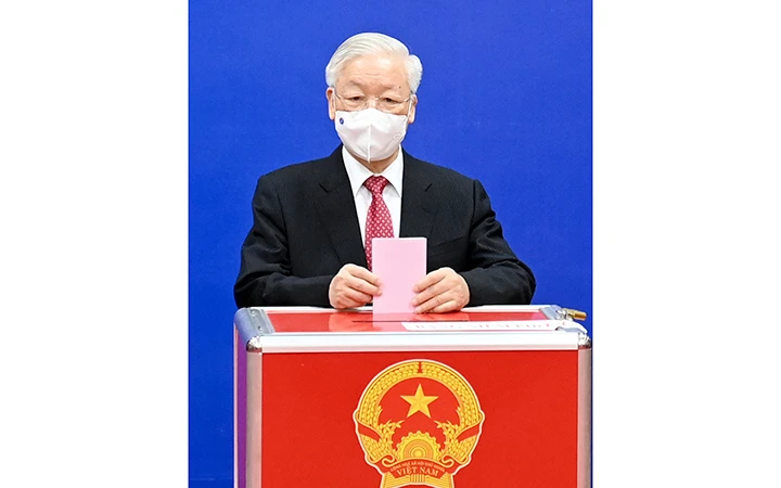 Tổng Bí thư Nguyễn Phú Trọng bỏ phiếu bầu cử tại khu vực bỏ phiếu số 4, phường Nguyễn Du, quận Hai Bà Trưng (Hà Nội). Ảnh: ĐĂNG KHOA