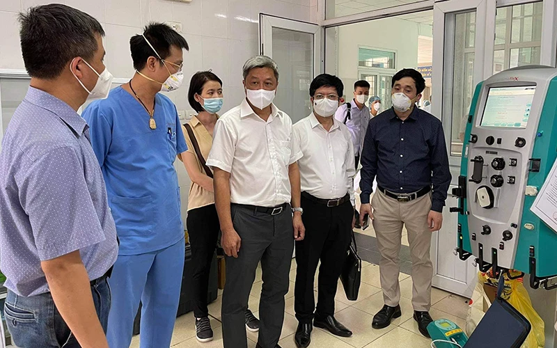 Thứ trưởng Nguyễn Trưởng Sơn kiểm tra đơn vị điều trị tích cực (ICU) mới được Bệnh viện Bạch Mai hỗ trợ thiết lập tại Bệnh viện Phổi tỉnh Bắc Giang.