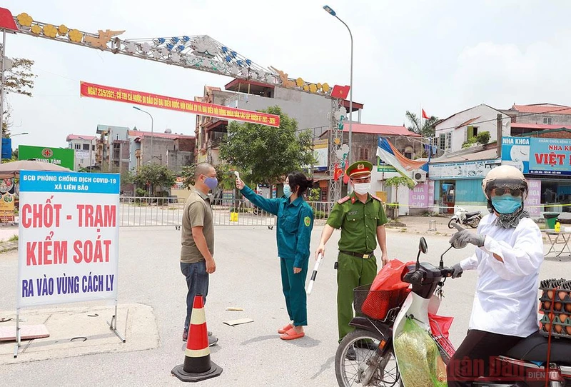 Chốt kiểm tra gần khu vực Bệnh viện dã chiến Tiên Du, Bắc Ninh. Ảnh: DUY LINH