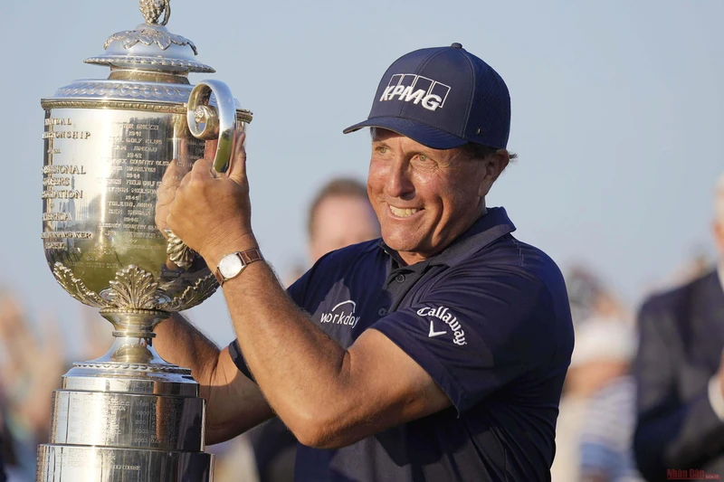 Mickelson nâng cao chiếc cúp Wanamaker sau khi đăng quang PGA Championship 2021. (Ảnh: AP)