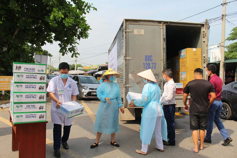 Các sản phẩm sữa tươi Mộc Châu Milk đã kịp thời tiếp sức cho người dân, trẻ em và lực lượng tuyến đầu phòng chống dịch Covid-19. (Ảnh: VNM)