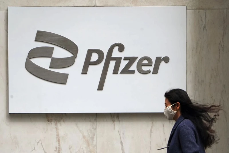 Biểu trưng của Pfizer ở TP New York, Mỹ. Ảnh: Reuters.